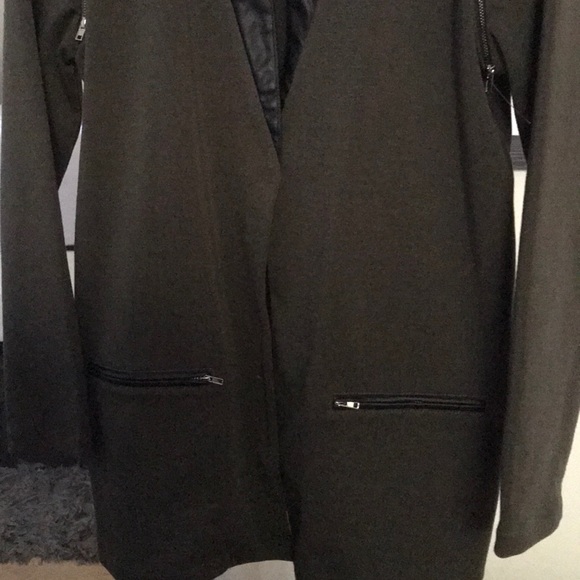 🧥 - Picture 3 of 5